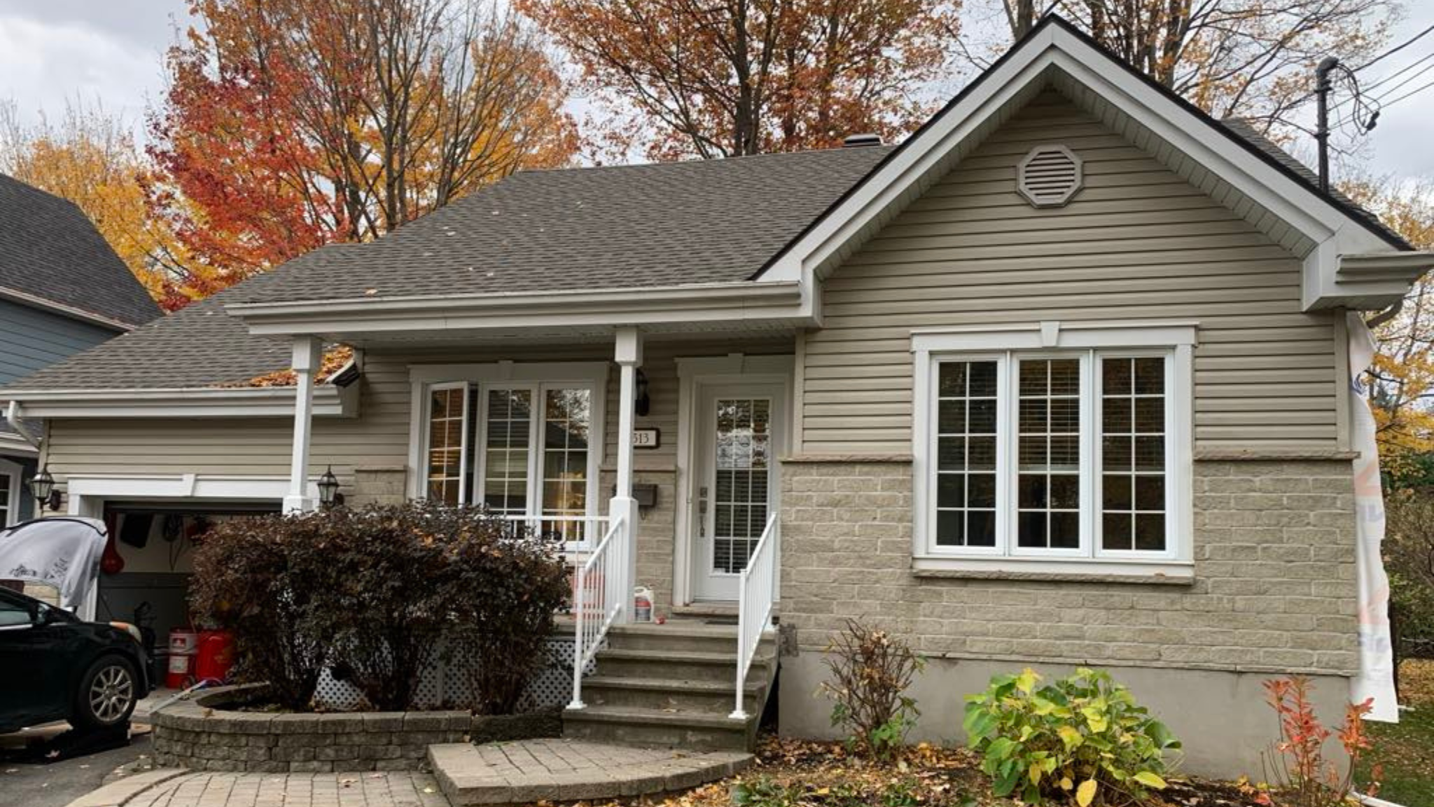 Maison en automne avec arbres colorés.