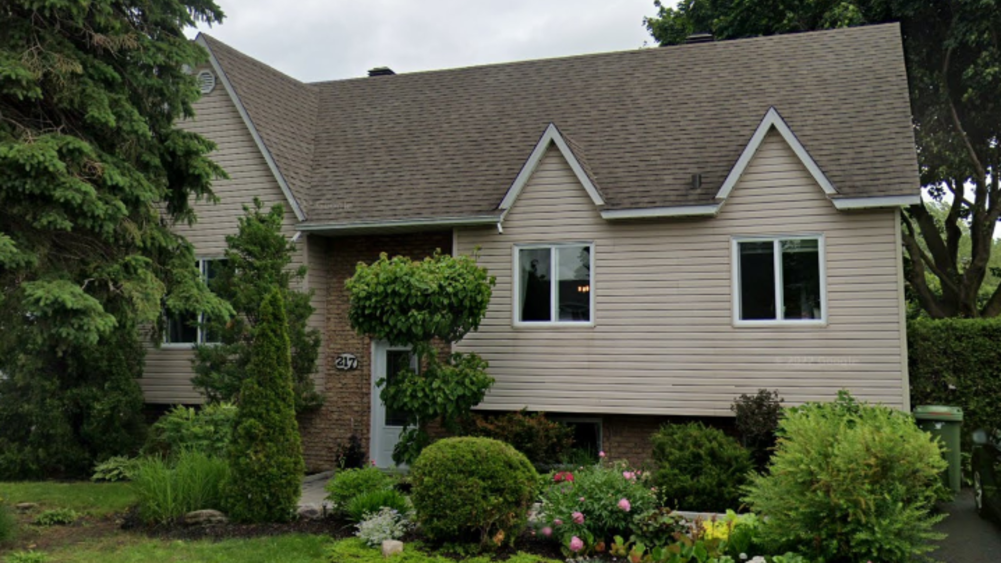 Maison avec jardin fleuri en façade