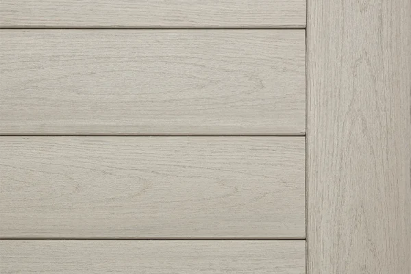 Revêtement mural en bois clair à rainures horizontales.