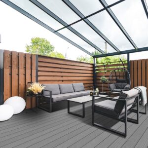 Terrasse moderne avec mobilier en métal et bois.