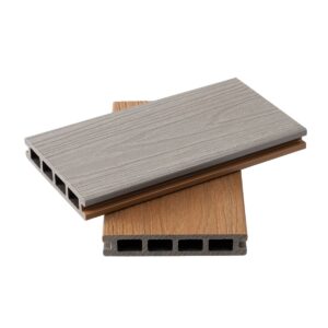 Planches composites gris et marron empilées.