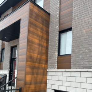 Façade moderne en bois et brique grise.