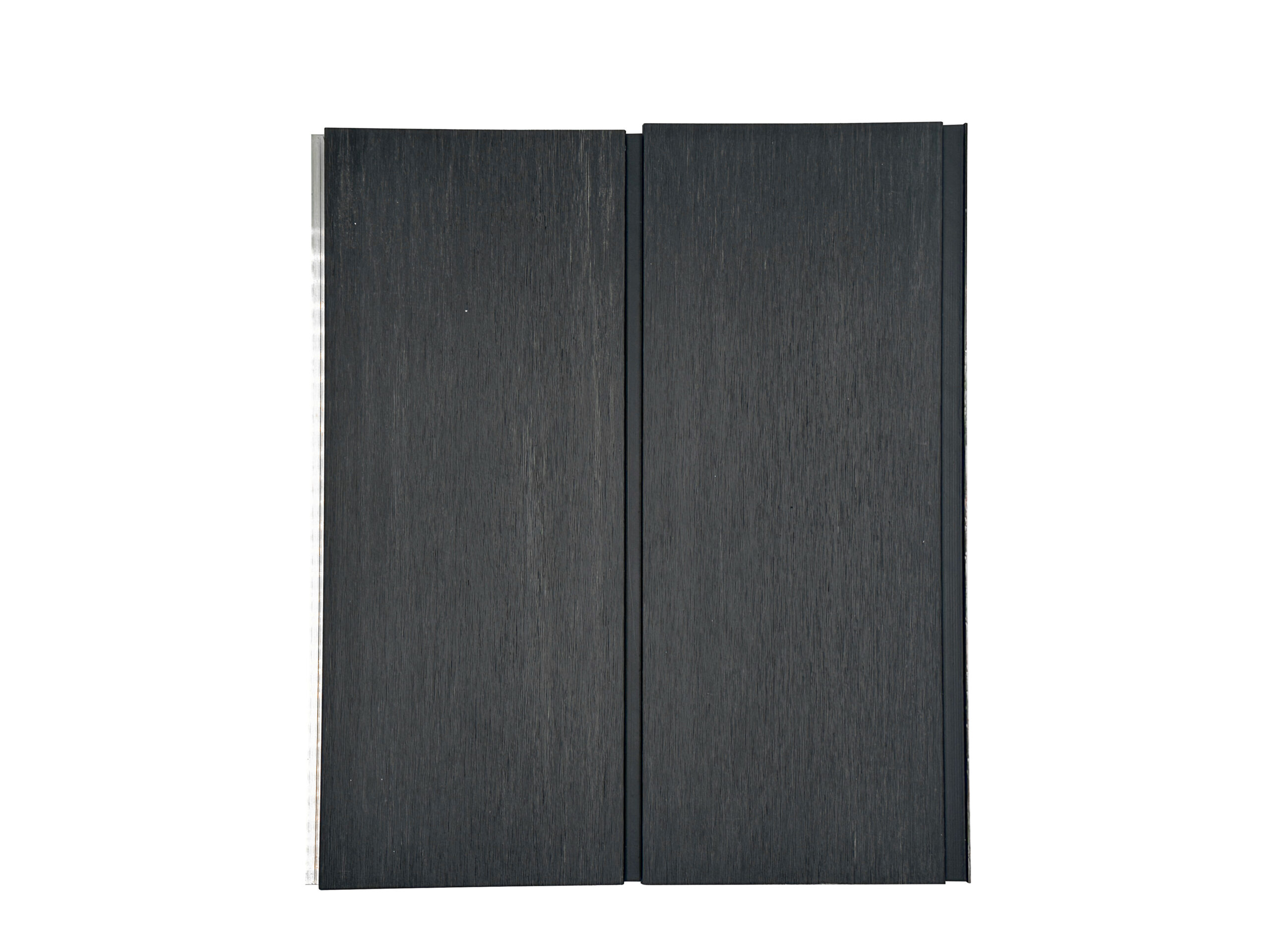 Deux panneaux en bois sombre côte à côte