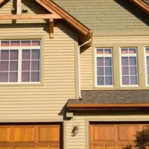 Façade de maison avec garage en bois